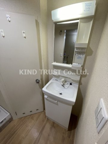 シャトー谷村の洗面所|ゆったりとスペースのある洗面所