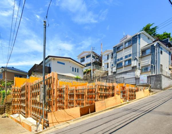 横浜市神奈川区大口仲町の新築一戸建の外観|周辺は落ち着いた街並み。
是非一度、現地へお越しください。
ご自宅まで送迎も可能です