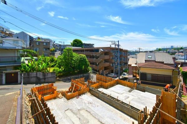 横浜市神奈川区大口仲町の新築一戸建の前面道路含む現地写真|同仕様物件のご案内をさせて頂きます。
お車でご自宅まで送迎承ります。