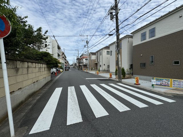 松戸市中和倉新築戸建（中和倉２期）の前面道路含む現地写真|北側前面道路・幅員約7.9ｍ