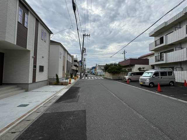 松戸市中和倉新築戸建（中和倉２期）の前面道路含む現地写真|北側前面道路・幅員約7.9ｍ