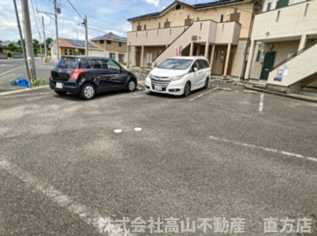 直方市大字感田のアパートの駐車場