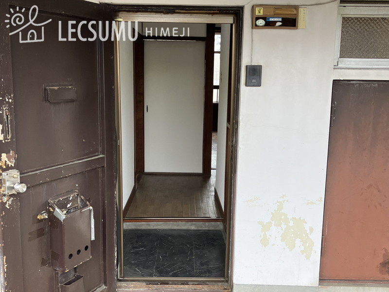 船丘ビルの玄関