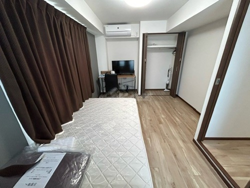 ベッド、ベッドマット、机、イス、テレビ、照明、カーテン、掃除機など家具家電付き