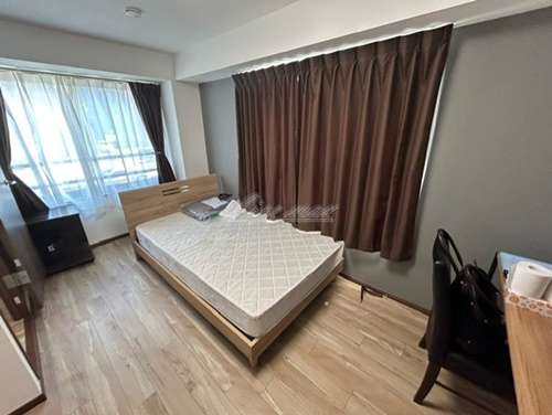 ベッド、ベッドマット、机、イス、テレビ、照明、カーテン、掃除機など家具家電付き 