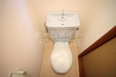 【トイレ】 | ボンジュールビル | コンパクトで使いやすいトイレです