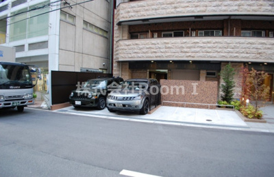 【駐車場】 | プレサンス谷町アルファ | 駐車場があるので、車を買う予定の方も安心です