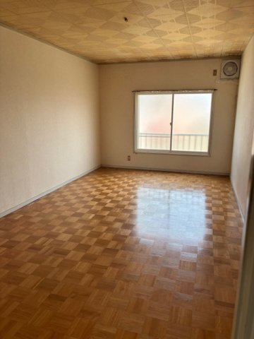 コーポラスセゾンⅡの居間・リビング|お部屋によって床が違います