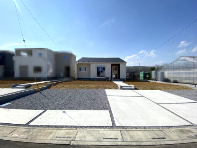 鴻巣市屈巣～新築分譲住宅～の前面道路含む現地写真|カースペース並列4～5台可（車種によります）