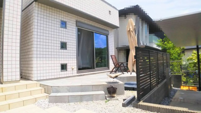【外観】 | 前熊一ノ井（公園西） | ◆お庭にはテラスデッキが配置され、くつろぎのスペースを確保♪ポイントは椅子に座った時に前面道路を歩いている人からの視線を遮るようにHIフェンスを設置していることで、通行人からの目線の配慮がされた設計◎