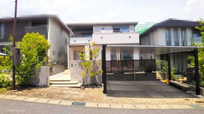 【外観】 | 前熊一ノ井（公園西） | ◆ホワイト調のスッキリした印象の中にも、総タイル貼りでの重厚感があるオシャレな外観。
建物だけでなく、アプローチ部分の低段差ステップ、緑豊かな植栽、タイル貼りの門袖など拘りの外構計画を是非ご覧下さい。