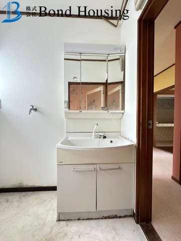 LDK16帖 全居室6帖以上 伊川谷町潤和　中古戸建の独立洗面台