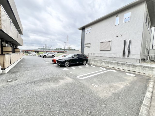 ロイヤルガーデンスタシオンの駐車場