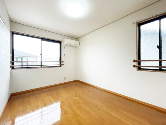 ファミール三軒屋　Ｂ棟の居間・リビング