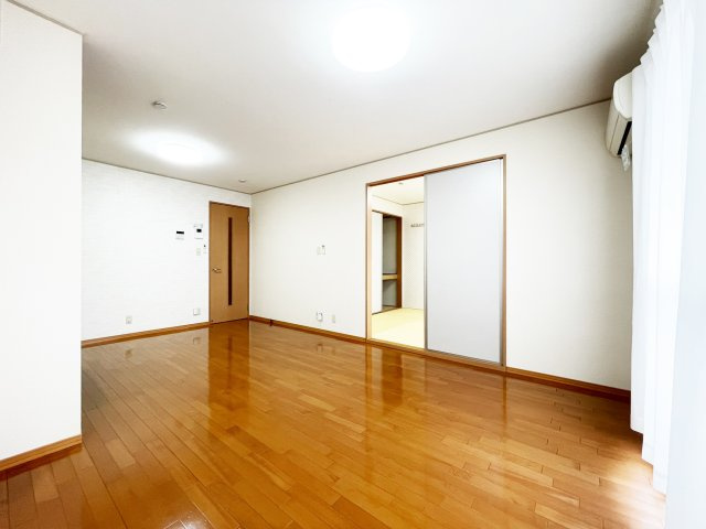 ファミール三軒屋　Ｂ棟の居間・リビング