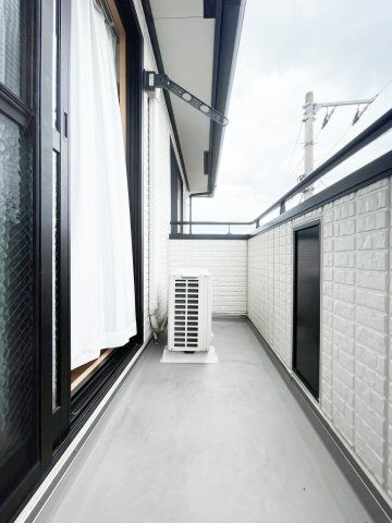 ファミール三軒屋　Ｂ棟のバルコニー