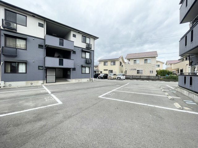 ファミール三軒屋　Ｂ棟の駐車場