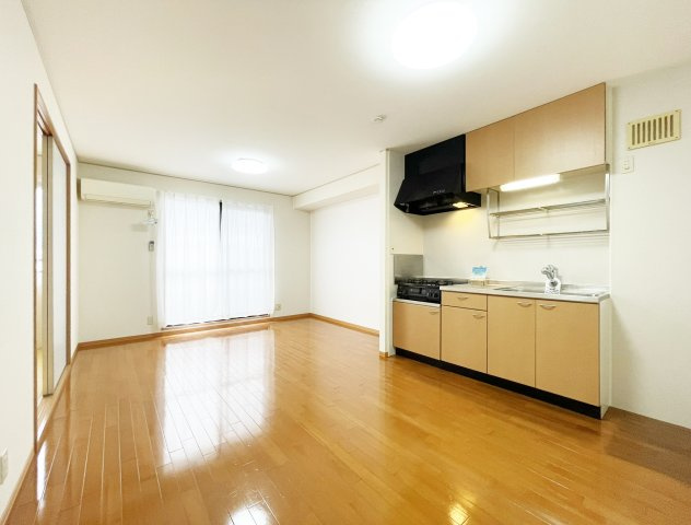 ファミール三軒屋　Ｂ棟の居間・リビング