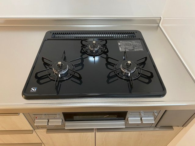 ライオンズマンション高針台の設備|人気の3口コンロのグリル付きキッチンです