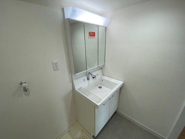 ライオンズマンション高針台の独立洗面台|ゆとりの洗面スペースで朝の身支度も快適スムーズに。鏡の裏には収納スペースが標準装備！