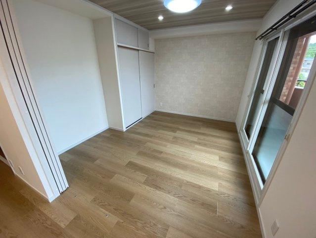 ライオンズマンション高針台の洋室|大きな窓からたっぷりと陽光が注がれる明るい空間