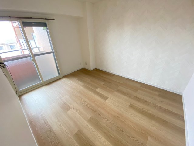 ライオンズマンション高針台の子供部屋|バルコニーに面した明るい洋室