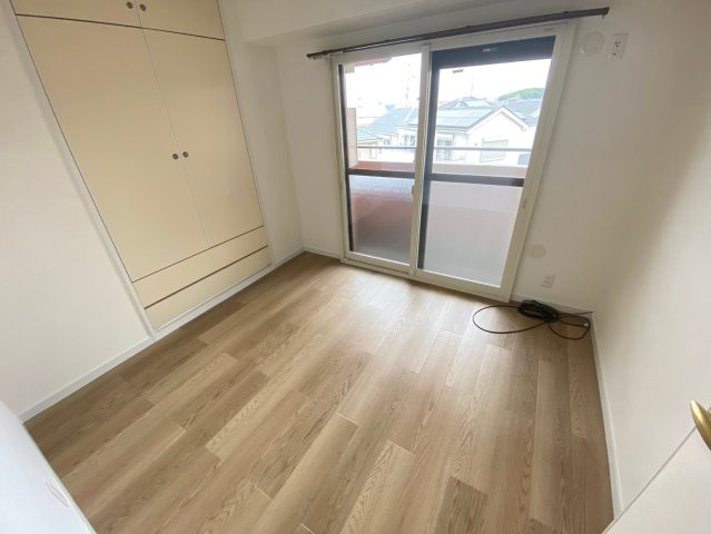 ライオンズマンション高針台の寝室|木の温もりがやさしいフローリングは安らぎをもたらすプライベート空間。