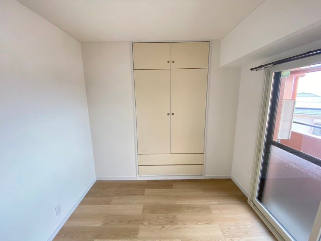 ライオンズマンション高針台の寝室|窓からたっぷりと陽光が注がれる明るく快適なプライベート空間となっています。