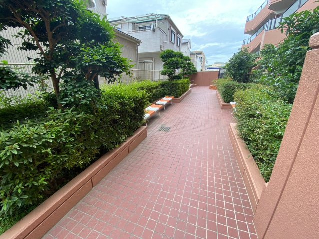 ライオンズマンション高針台の現況写真|マンション敷地内は緑の植栽が映えるレンガに包まれています！