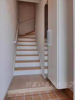 安芸高田市吉田町山手のアパートの玄関|大型ミラー付きシューズボックス