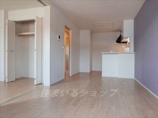 安芸高田市吉田町山手のアパートの居間・リビング|エアコン付き（もう１基は寝室にあり）