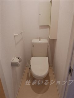 安芸高田市吉田町山手のアパートのトイレ|シャワートイレ・収納棚あり