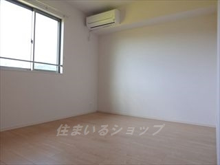 安芸高田市吉田町山手のアパートの寝室|寝室にもエアコンあり！