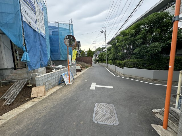 市川市国府台５丁目新築戸建【国府台小学校：2分】の前面道路含む現地写真|東側前面道路