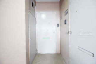 【その他共用部分】 | 皆様をお迎えする、お部屋の玄関ドア。開けやすさや開放角度、ドアノブの操作しやすさや鍵の形状などを、現地で一度ご確認ください。～即日のご見学可能～　お問合せはお気軽にどうぞ。
