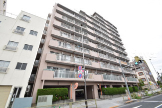 【外観】 | 手入れの行き届いた外壁やエントランスなど、「見ればわかる」レベルで清潔感を保ったマンションです。築年数を感じさせない姿で皆様をお出迎えします。～即日のご見学可能～　お問合せはお気軽にどうぞ。