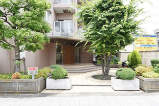 【エントランス】 | マンションの正面エントランス。出入りする人間を癒してくれるマンション入り口であり、その建物の「顔」でもあります。～即日のご見学可能～　お問合せはお気軽にどうぞ。
