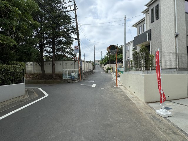 市川市国府台５丁目新築戸建【国府台小学校：2分】の前面道路含む現地写真|東側前面道路