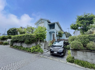 【外観】 | 青い空と周囲の景観に自然と調和する、水色の外観♪
階段と玄関アプローチがパッと目を引く、おしゃれな雰囲気です。
駐車スペースもあります。
閑静な住宅街で子育てにも適した環境です♪
ご見学大歓迎です！！