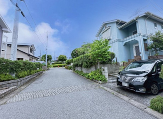 【前面道路含む現地写真】 | 前面道路は広々とした公道です。
車の出し入れも、すれ違いもスムーズです。
周辺の交通量も少なく、お子様の通学なども安心です。
季節の変化を感じながら、毎日を過ごすことができる自然に囲まれた住環境です。