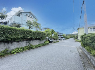 【前面道路含む現地写真】 | 前面道路は広々とした公道です。
車の出し入れも、すれ違いもスムーズです。
周辺の交通量も少なく、お子様の通学なども安心です。
季節の変化を感じながら、毎日を過ごすことができる自然に囲まれた住環境です。