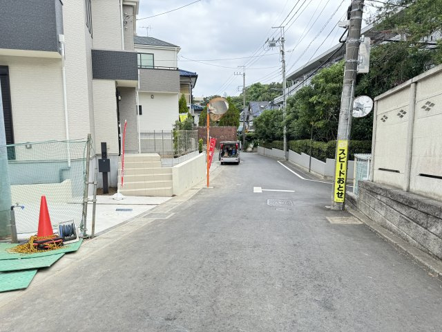 市川市国府台５丁目新築戸建【国府台小学校：2分】の前面道路含む現地写真|東側前面道路