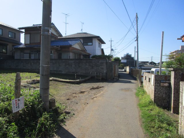 鴻巣市本町7丁目　売地の前面道路含む現地写真