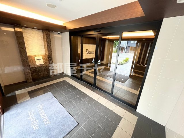 プレサンス栄ライズのエントランス