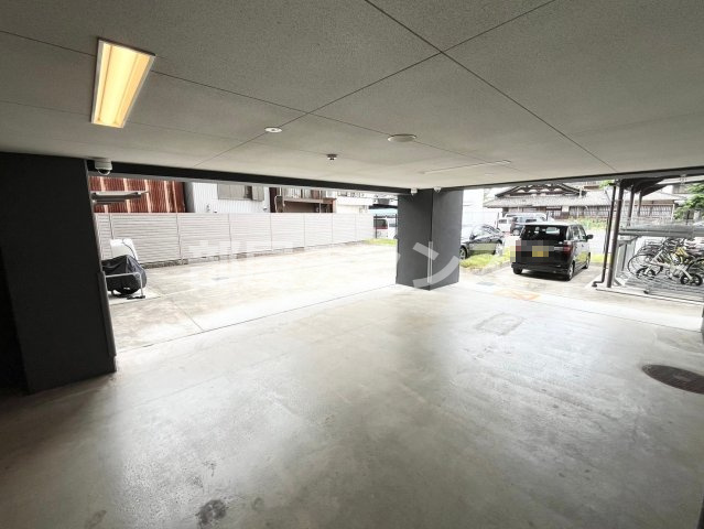 プレサンス栄ライズの駐車場