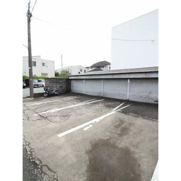 津川アパートの駐車場