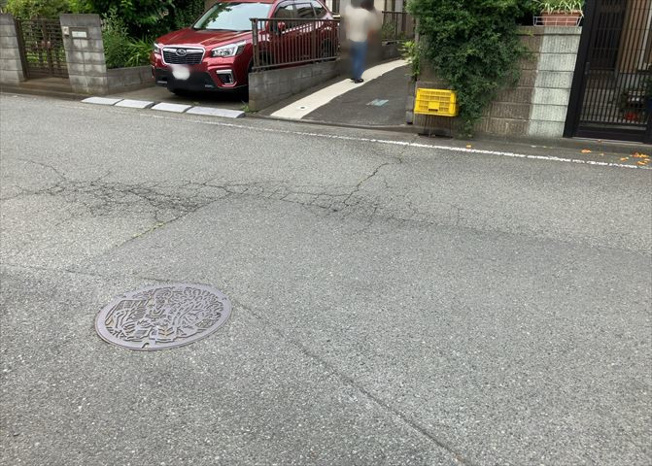 【前面道路含む現地写真】 | 住宅用の土地では前面道路に2m以上接していなければならないと法律で定められています。しかし、お持ちの車のサイズやライフスタイルなどにより、2mでは利便が悪い場合もございますので、事前に確認しましょう。