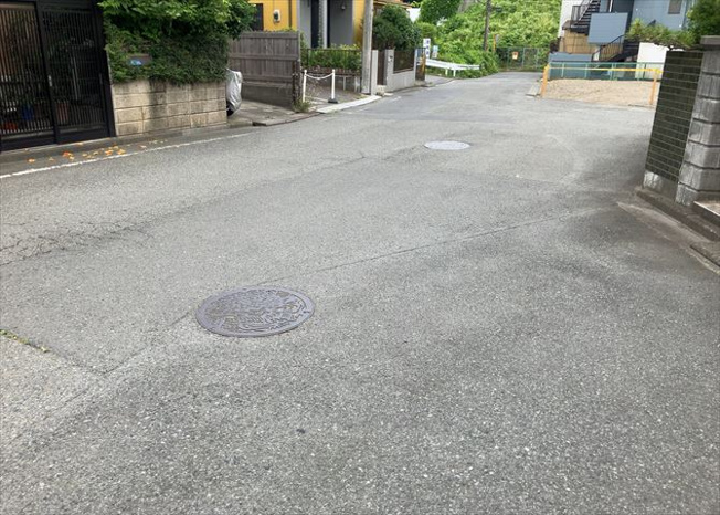 【前面道路含む現地写真】 | 道幅が広い場所は日当たりや風通が良好です。幅が広いのですれ違いも可能ですし大きな車でも駐車可能！一方で、大型車が通ることも多くなるため交通量の増加により騒音に繋がります。また土地の値段が高くなります。