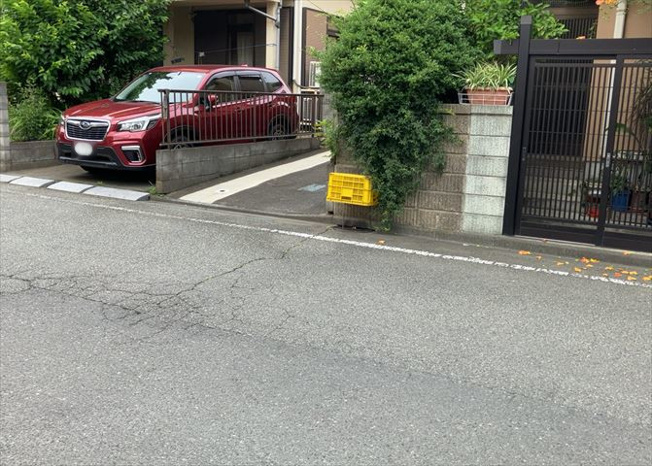 【駐車場】 | 駐車場と明記されていても、最小スペースでつくられた駐車場だと大型車は駐車できなかったり、出入りしにくくなったりする可能性があります。お車のサイズと購入したい物件の駐車場のサイズを現地で確認しましょう。