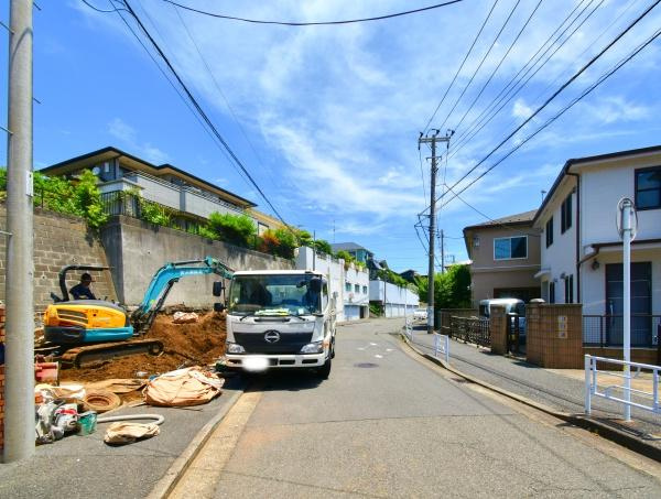 横浜市神奈川区浦島丘の売地の前面道路含む現地写真|広々とした前面道路！
駐車も楽に行えます。